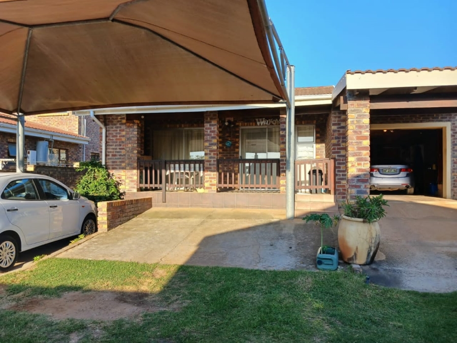 To Let 4 Bedroom Property for Rent in Wavecrest Eastern Cape